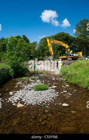 Verbesserung der Flussufer auf Stream um Überschwemmungen zu verhindern. Stockfoto