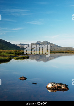 Foinaven spiegelt sich in einer kleinen man, Sutherland, Highland, Schottland, Vereinigtes Königreich Stockfoto