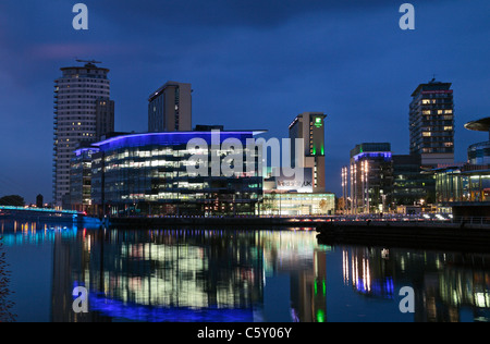 Nacht Schuss den Manchester Ship Canal und die nahezu abgeschlossen (in 2011) BBC MediaCityUK, Salford Quays, Manchester, UK. Stockfoto