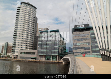 Blick entlang der neue (2011) Medien Stadt Steg in Richtung Bestandteil der BBC-Entwicklung, MediaCityUK, in Salford, Manchester, UK. Stockfoto