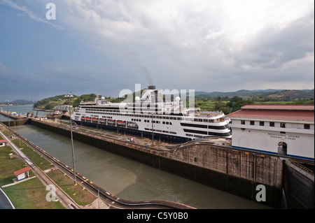 Schiff ist die Eingabe Miraflores-Schleusen in Panama-Kanal Stockfoto