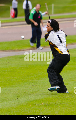 Camogue Claire O'Caine Teilnahme an 'Poc Ar ein Cnoc' – das Stormont Poc Fada. Claire hat der senior Ladie Event gewonnen. Stockfoto