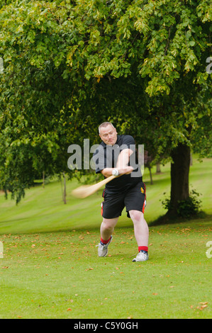 Hurler Niall McManus Teilnahme an 'Poc Ar ein Cnoc' – das Stormont Poc Fada. Niall gewann die leitenden Herren. Stockfoto