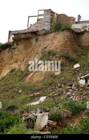 Die Erosion der Küsten hier an der berüchtigten Happisburgh in Norfolk, UK gesehen. Diese Art der ist schnell die Norm in einigen Teilen des Vereinigten Königreichs geworden. Stockfoto