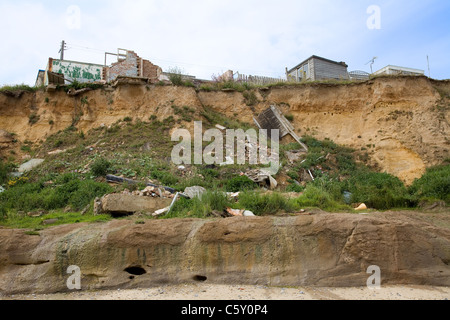 Die Erosion der Küsten hier an der berüchtigten Happisburgh in Norfolk, UK gesehen. Diese Art der ist schnell die Norm in einigen Teilen des Vereinigten Königreichs geworden. Stockfoto