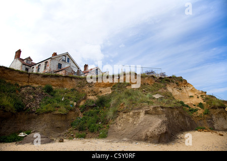 Die Erosion der Küsten hier an der berüchtigten Happisburgh in Norfolk, UK gesehen. Diese Art der ist schnell die Norm in einigen Teilen des Vereinigten Königreichs geworden. Stockfoto