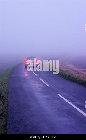 Nebelscheinwerfer auf Auto unterwegs durch dichten Nebel Land Straße uk Stockfoto