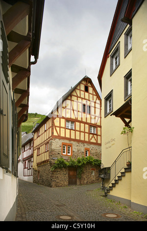 Traditionelle gepflasterte Straße mit Fachwerkgebäuden im Dorf von Ediger-Eller, Rheinland-Pfalz, Deutschland. Stockfoto
