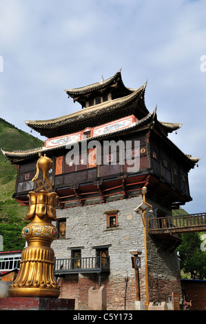 Ein buddhistischer Tempel und goldene Skulptur in einem tibetischen Dorf. Sichuan, China. Stockfoto