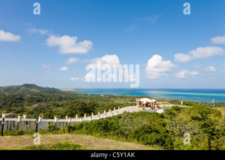 Einfahrt zum resort mit Blick auf karibische Meer auf der Insel Roatan, Honduras Stockfoto