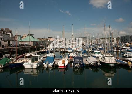 Ein Blick auf den Yachthafen am Barbican, Plymouth, Devon, aufgenommen im Sommer mit Segelbooten in allen Formen und Größen. Stockfoto