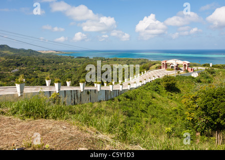 Einfahrt zum resort mit Blick auf karibische Meer auf der Insel Roatan, Honduras Stockfoto