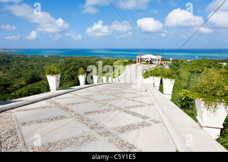 Einfahrt zum resort mit Blick auf karibische Meer auf der Insel Roatan, Honduras Stockfoto