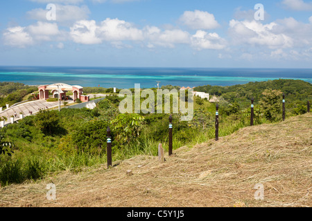 Eingangsstraße, gated Resort mit Blick auf die Karibik auf der Insel Roatan, Honduras Stockfoto