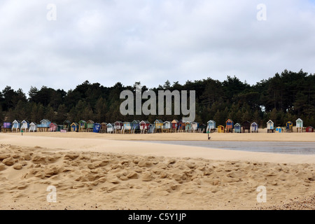 Traditionellen Strandhütten entlang des Strandes Stockfoto