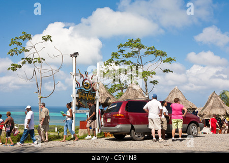 Touristen, die Einkaufsmöglichkeiten im The View auf der Insel Roatan, Honduras Stockfoto