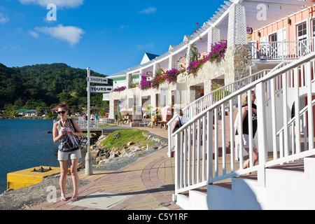 Junge Touristen Frau am Kreuzfahrthafen Town Center und Geschäfte in Coxen Hole auf der Insel Roatan, Honduras Stockfoto