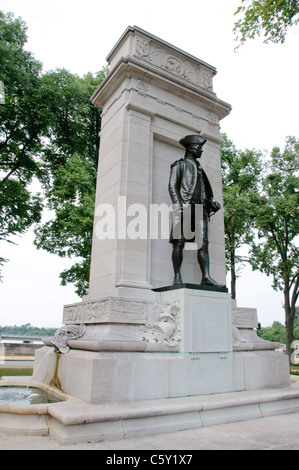 WASHINGTON DC, USA – das John Paul Jones Memorial befindet sich im West Potomac Park neben der National Mall. Das Denkmal erinnert an John Paul Jones, den ersten Kriegsheld der amerikanischen Marine, der während des Unabhängigkeitskrieges diente. Das 1912 eingeweihte Denkmal zeigt eine Bronzestatue von Jones auf einem Marmorsockel mit Bronzestatuen, die Szenen aus seiner Marinekarriere darstellen. Stockfoto