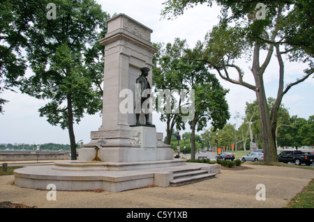 WASHINGTON DC, USA – das John Paul Jones Memorial befindet sich im West Potomac Park neben der National Mall. Das Denkmal erinnert an John Paul Jones, den ersten Kriegsheld der amerikanischen Marine, der während des Unabhängigkeitskrieges diente. Das 1912 eingeweihte Denkmal zeigt eine Bronzestatue von Jones auf einem Marmorsockel mit Bronzestatuen, die Szenen aus seiner Marinekarriere darstellen. Stockfoto