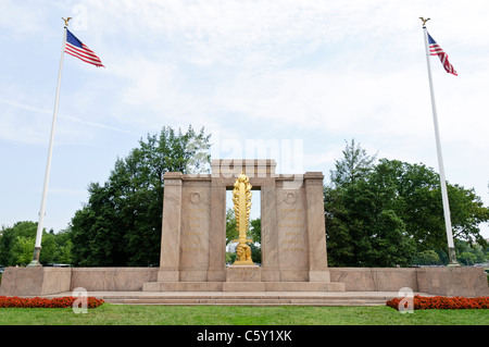 Second Division Memorial Flaming Sword Sculpture Washington DC United States / WASHINGTON DC – das Second Division Memorial befindet sich an der Constitution Avenue im President's Park und ehrt die gefallenen Soldaten der Second Infantry Division. Das 1936 geweihte zentrale Monument zeigt eine brennende Schwertskulptur von James Earle Fraser, die von einer Granitbasis in Ellicott City ragt. 1962 wurden zwei Flügel hinzugefügt, um den Dienst der Division im Zweiten Weltkrieg und in Korea zu erinnern. Stockfoto