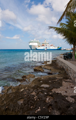 Transcaribe Auto Fähre Boot angedockt vor Kreuzfahrtschiffe am Hafen in Cozumel, Mexiko im karibischen Meer Stockfoto