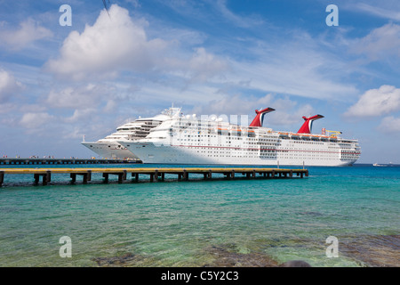 Kreuzfahrtschiffen Sie Passagiere von auf Pier Aussteigen aus Karneval Kreuzfahrt-Schiffe, Triumph und Ekstase in Cozumel, Mexiko Stockfoto