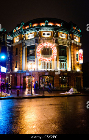 QUEBEC CITY, Kanada – Eine malerische Kopfsteinpflasterstraße in der Altstadt von Quebec glitzert nach leichtem Regen unter dem warmen Licht der Straßenlaternen. Der nasse Glanz auf der historischen Straße spiegelt die charmante Architektur und die sanfte Beleuchtung wider und schafft eine romantische Atmosphäre in diesem UNESCO-Weltkulturerbe. Stockfoto