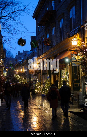 Die malerischen alten Einkaufsstraße der Rue du Petit-Champlain in der Altstadt von Quebec City, für Weihnachten dekoriert und in der Nacht genommen. Stockfoto