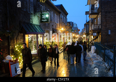 QUÉBEC CITY, Kanada – die historische Rue du Petit-Champlain in der Unterstadt von Québec City (Basse-Ville) strahlt mit Weihnachtsdekoration und Weihnachtslichtern. Diese charmante Straße, die Teil des UNESCO-Weltkulturerbes Old Quebec ist, ist eine der ältesten Verkehrsstraßen Nordamerikas. Die erhaltene französische Kolonialarchitektur und die festliche Winteratmosphäre machen es zu einem der meistfotografierten Orte von Quebec City. Stockfoto