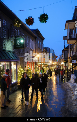 Die malerischen alten Einkaufsstraße der Rue du Petit-Champlain in der Altstadt von Quebec City, für Weihnachten dekoriert und in der Nacht genommen. Stockfoto