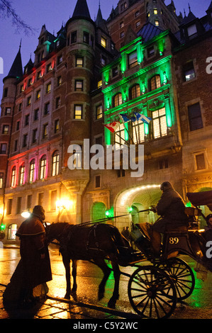 Fairmont Chateau Frontenac Pferdekutsche Quebec City Kanada // das berühmte alte Fairmont Hotel Chateau Frontenac auf der felsigen Landzunge in Quebec City mit Blick auf den St Lawrence River. Stockfoto