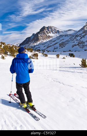 Backcountry Skifahrer Herunterfallen von Piute Pass, Inyo National Forest, die Berge der Sierra Nevada, Kalifornien Stockfoto