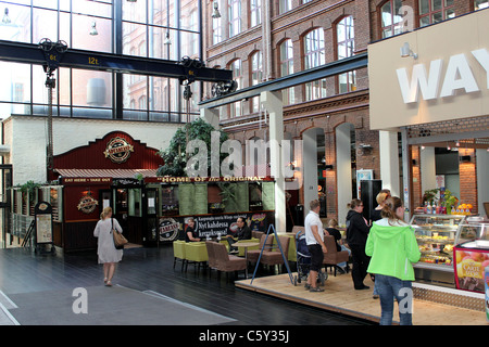 Einkaufszentrum namens Siperia mit Cafés und Restaurants am Finlayson Bezirk Tampere, Finnland Stockfoto