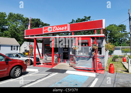 Von außen ein altmodisches Diner im Sommer auf der Route 28 in Yarmouth, Cape Cod, Massachusetts, USA auf einer sonnigen blauen Himmel klarer Tag, USA. Stockfoto