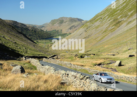 Kirkstone Pass, Cumbria, England. Verkehr klettert Kirkstone Pass von Brotherswater in Richtung Ambleside. Patterdale in Ferne Stockfoto