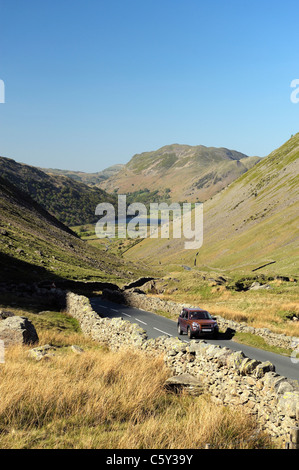 Kirkstone Pass, Cumbria, England. Verkehr klettert Kirkstone Pass von Brotherswater in Richtung Ambleside. Patterdale in Ferne Stockfoto