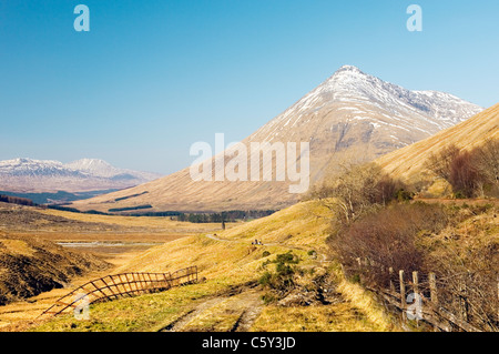 West Highland Way Trail Pfad Richtung Norden zu Beinn Dorain Berg, Grampians. Winter. Zwischen Tyndrum und Bridge of Orchy, Schottland Stockfoto