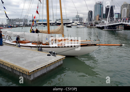 Klassische Segelyachten vor Anker im Stadtteil Wynyard Aucklands Viaduct Harbour Stockfoto