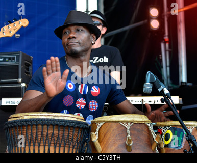 Schlagzeuger aus der Reggae-band Zoh Zoh spielt im Konzert Wynyard Quarter, Auckland New Zealand Stockfoto