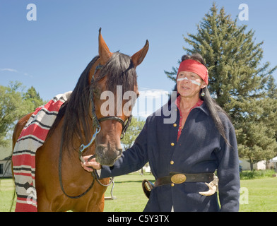 Eine stolze Mescalero Apache Native American Indian zeigt sein Pferd Fort Stanton Live, Lincoln County, New Mexico. Stockfoto