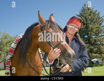 Eine stolze Mescalero Apache Native American Indian zeigt sein Pferd Fort Stanton Live, Lincoln County, New Mexico. Stockfoto