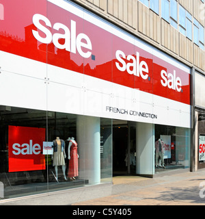 Große Verkauf Zeichen über dem Eingang zum French Connection Einzelhandel Fashion Business shopping Store in der Oxford Street, London West End England Großbritannien Stockfoto