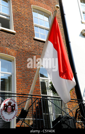 Nahaufnahme von Wappen & Flagge über der vorderen Tür & Eintritt in der Londoner Botschaft des Fürstentums Monaco in Mayfair, London England Großbritannien Stockfoto