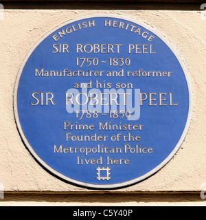 Blaue Plakette auf London House Erfassung der Belegung von Sir Robert Peel Gründer der Metropolitan Police Upper Grosvenor Street Mayfair London Engand Stockfoto