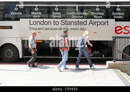 National Express öffentliche Verkehrsmittel Bus Fahrer betreut Passagiere Gepäck sammeln Koffer Ankunft in London vom Flughafen Stansted England Großbritannien Stockfoto