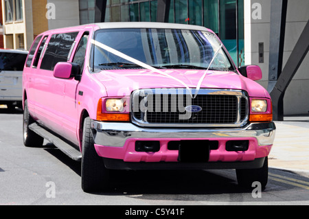 Vor rosa Stretch Limousine Mietwagen in der City von London Transport für eine Hochzeit England UK (Inserate & Kennzeichen digital entfernt) Stockfoto