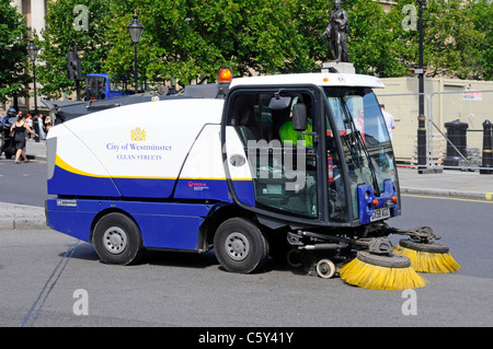 Straßenarbeiter in London, der eine Straßenreinigungsmaschine fährt, die von Veolia Environmental Services für die City of Westminster council England UK betrieben wird Stockfoto
