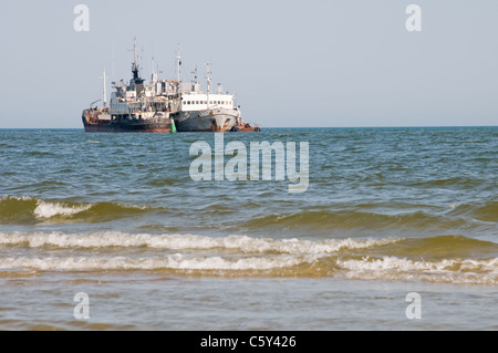 Zwei Schiffe im Meer stehen auf der Verankerung Stockfoto