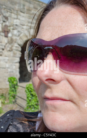 Die Eisenbrücke in Ironbridge, Shropshire, England, gesehen spiegelt sich in Sonnenbrillen Stockfoto