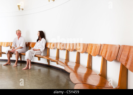 Ein Mann und eine Frau in einem Retro-Stil-Spa-Rezeption Stockfoto